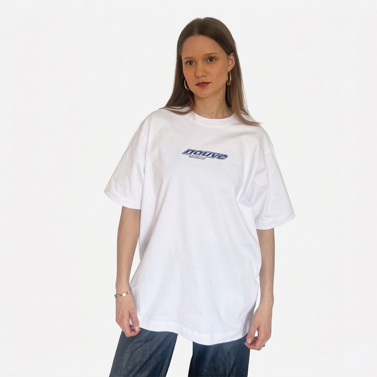 Model draagt wit Nouve Studios T-shirt met blauwe borstprint op de voorkant