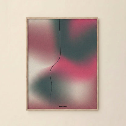 Aure poster van Nouve Studios aan een creme muur met groene en roze abstracte vormen
