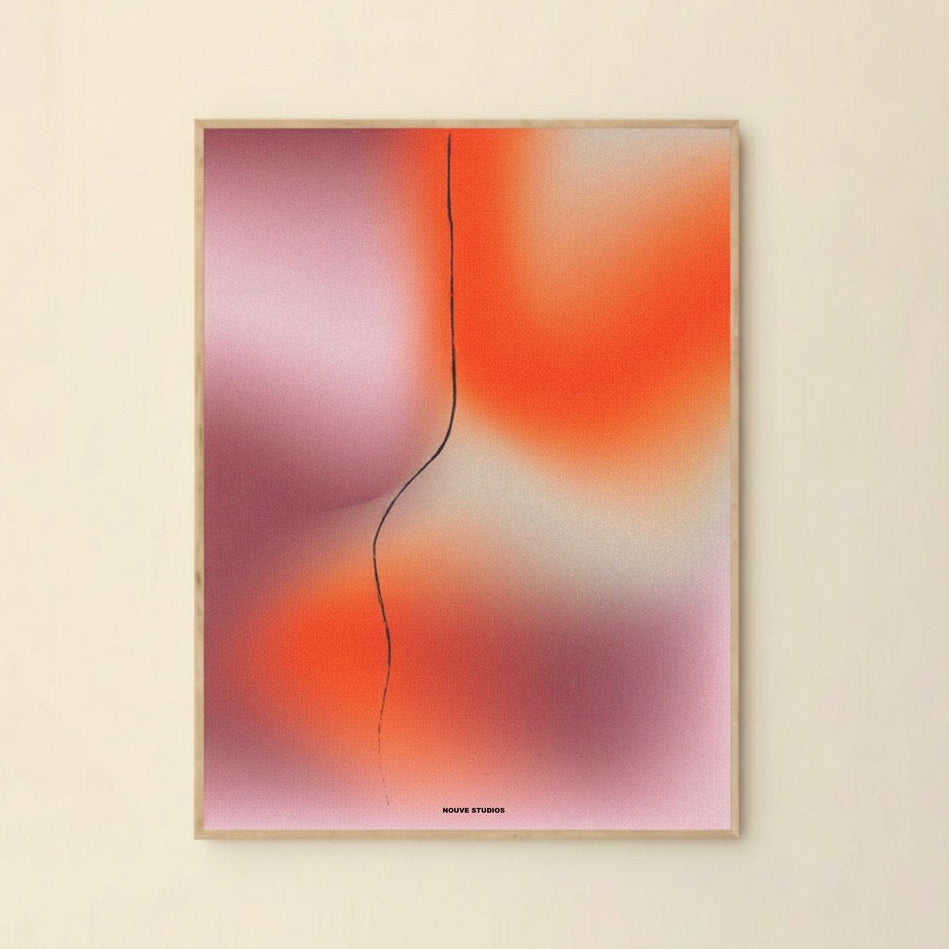 Aure poster van Nouve Studios aan een creme muur met oranje en roze abstracte vormen