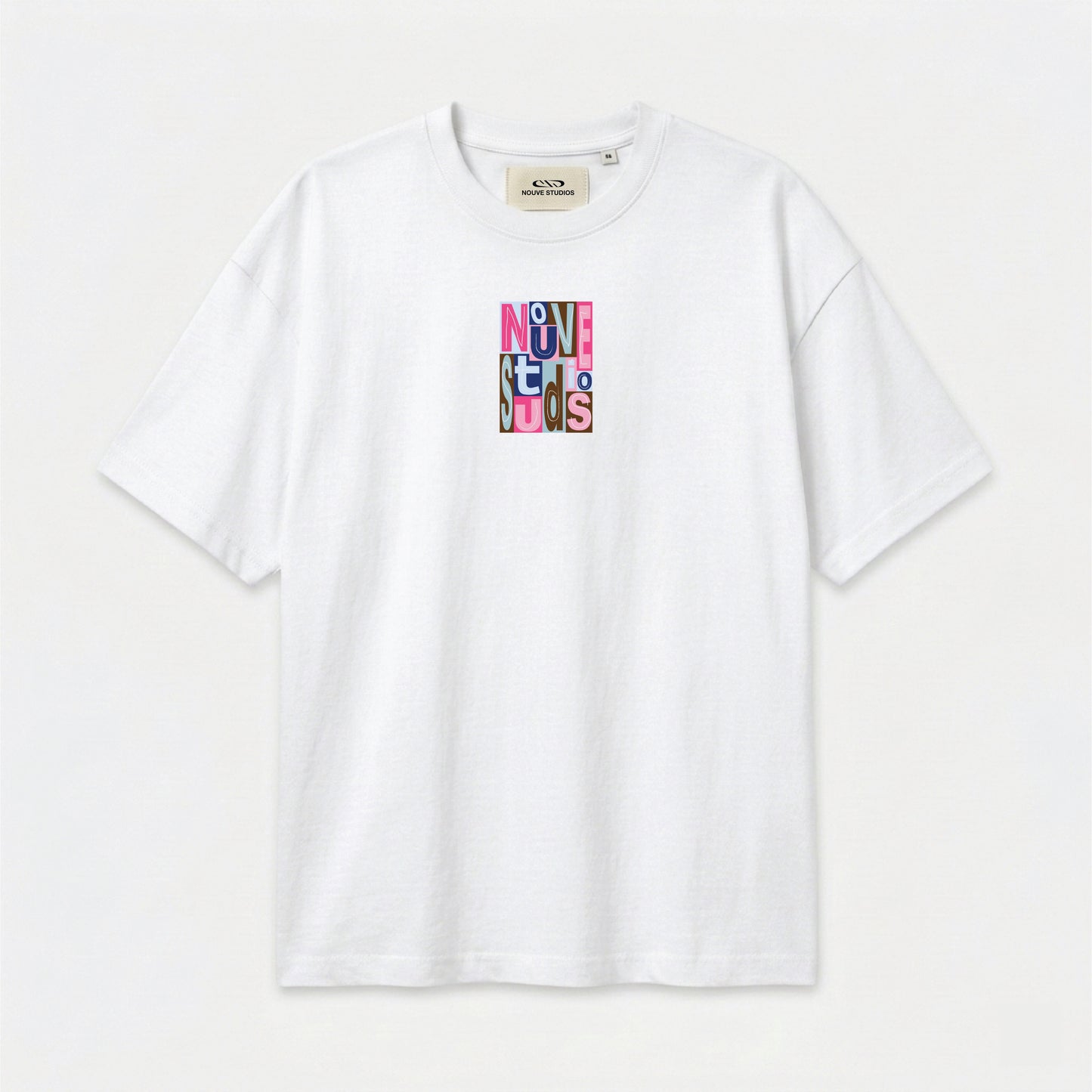 Wit T-shirt van Nouve Studios met kleurrijke typografische print op de borst in flat lay productfoto