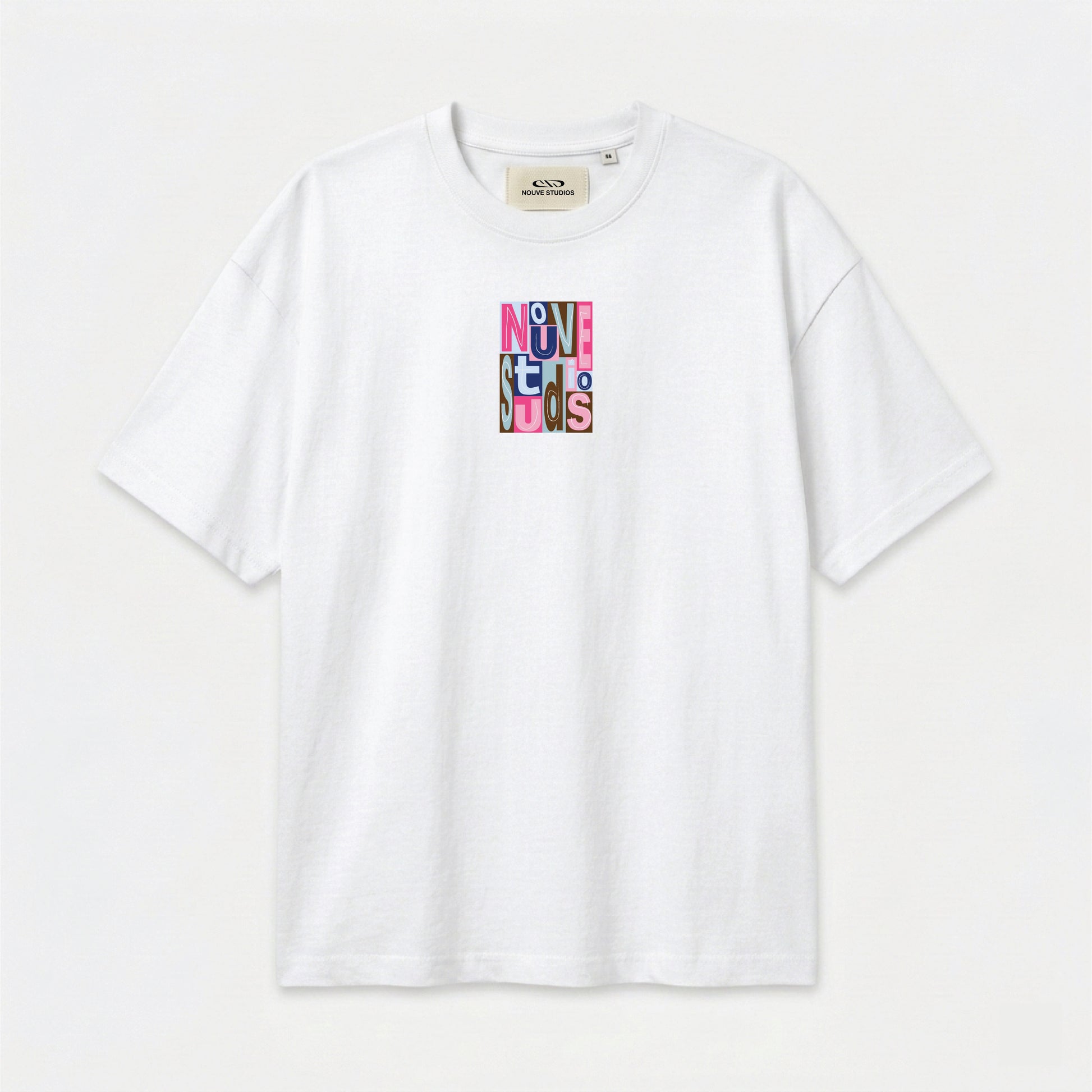 Wit T-shirt van Nouve Studios met kleurrijke typografische print op de borst in flat lay productfoto