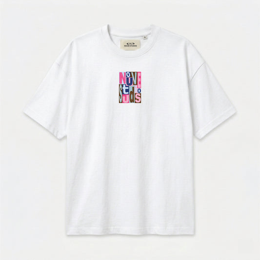 Wit T-shirt van Nouve Studios met kleurrijke typografische print op de borst in flat lay productfoto