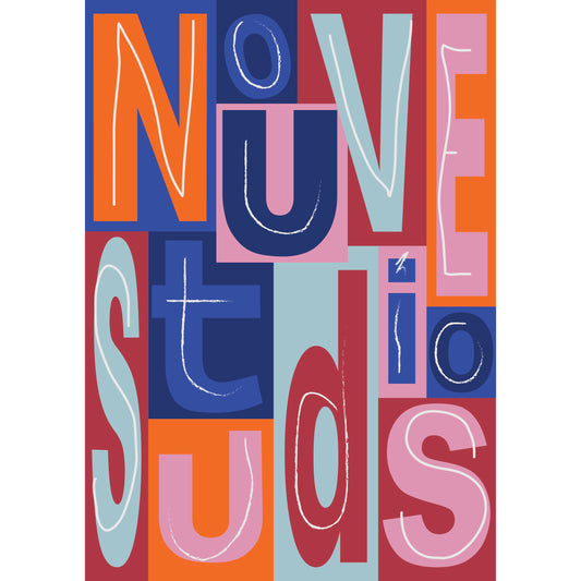 Aya A3 poster in blauw van Nouve Studios, typografische collage van de woorden Nouve Studios in grote letterblokken in kobaltblauw, donkerblauw, oranje, bordeauxrood, lila en mintgroen met witte handgetekende lijnen.