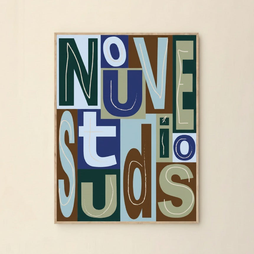 Aya poster van Nouve Studios aan een creme muur met typografisch ontwerp in groen, blauw en bruin