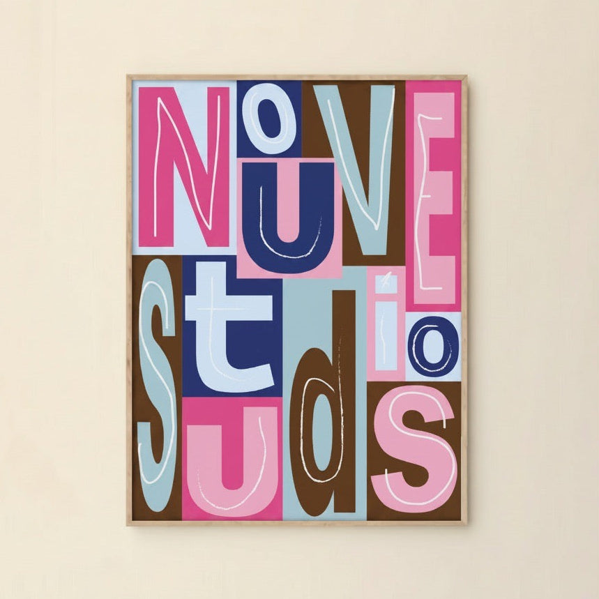 Aya poster van Nouve Studios aan een creme muur met typografisch ontwerp in roze, blauw en bruin
