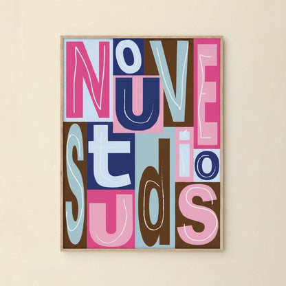 Aya poster van Nouve Studios aan een creme muur met typografisch ontwerp in roze, blauw en bruin