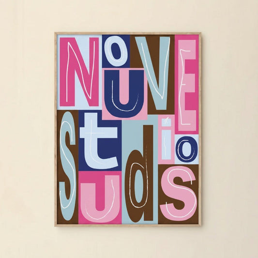 Aya poster van Nouve Studios aan een creme muur met typografisch ontwerp in roze, blauw en bruin