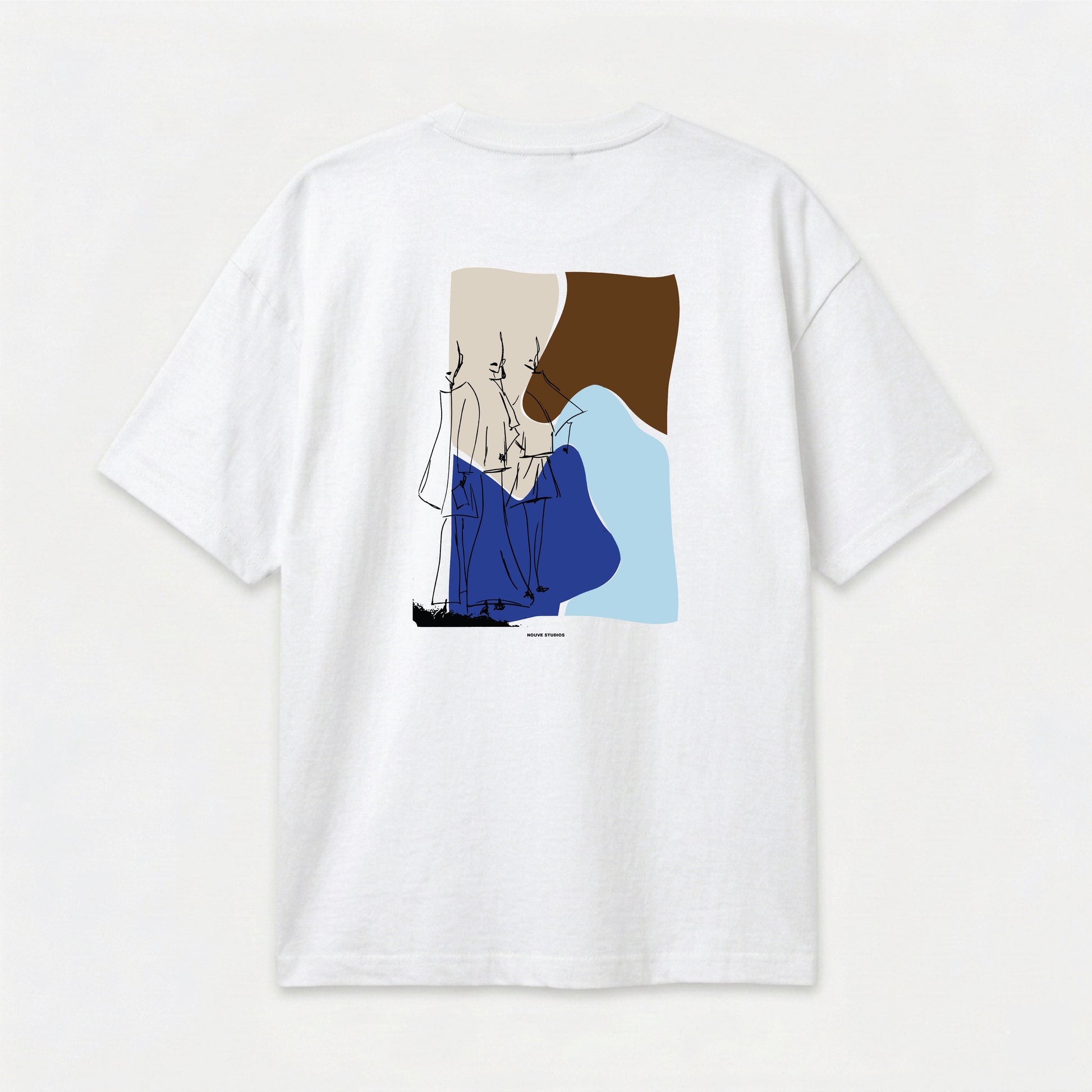 Wit T-shirt van Nouve Studios met grote abstracte print op de achterkant in flat lay productfoto