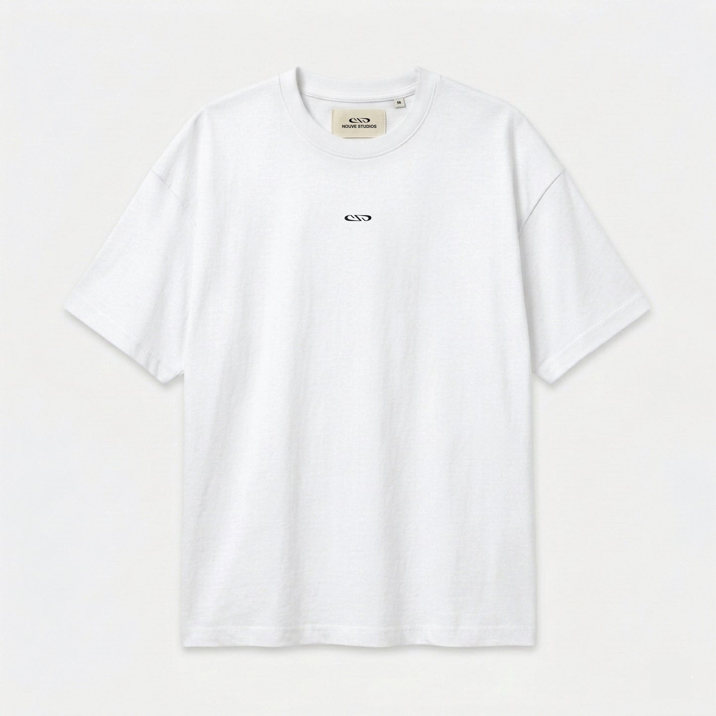 Wit T-shirt van Nouve Studios met kleine subtiele borstprint in flat lay productfoto