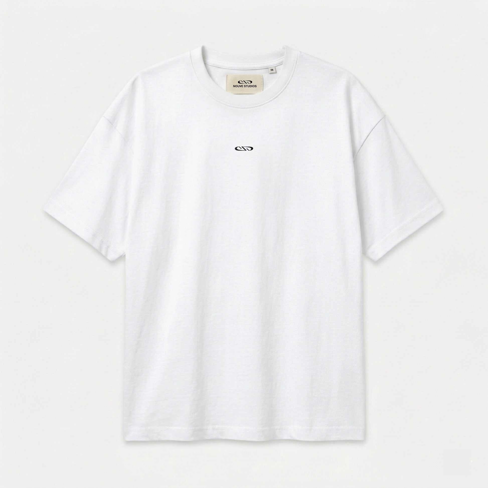 Wit T-shirt van Nouve Studios met kleine subtiele borstprint in flat lay productfoto