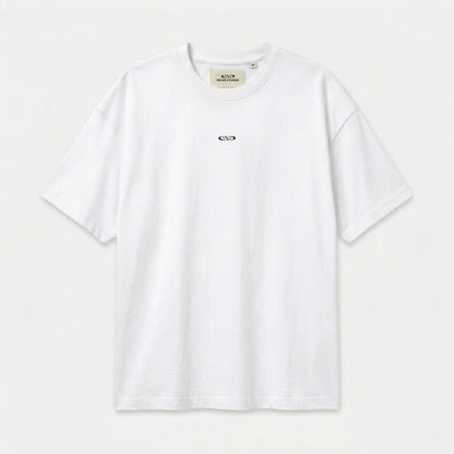 Wit T-shirt van Nouve Studios met kleine subtiele borstprint in flat lay productfoto