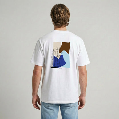 Man draagt wit Humae T-shirt van Nouve Studios met groot artwork op de achterkant