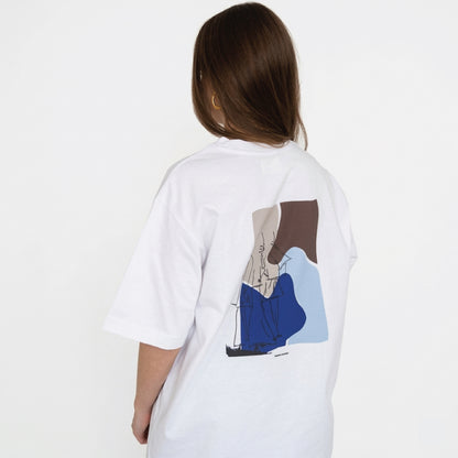 Model draagt wit Nouve Studios T-shirt met illustratieprint op de achterkant