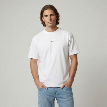 Man draagt wit Humae T-shirt van Nouve Studios met subtiele borstprint op de voorkant