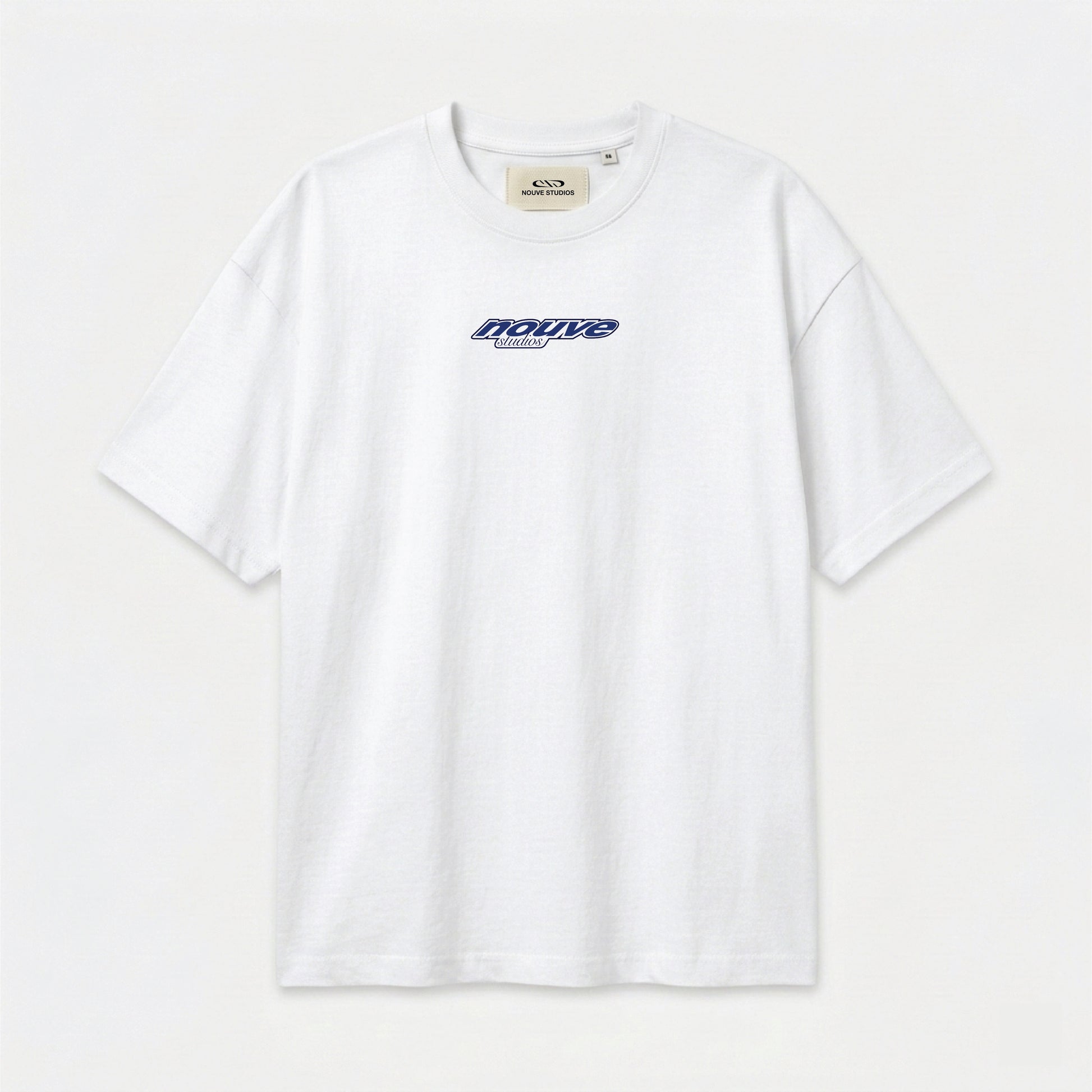 Wit T-shirt van Nouve Studios met kleine blauwe graphic op de borst in flat lay productfoto
