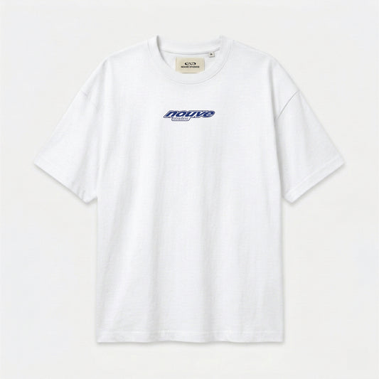 Wit T-shirt van Nouve Studios met kleine blauwe graphic op de borst in flat lay productfoto