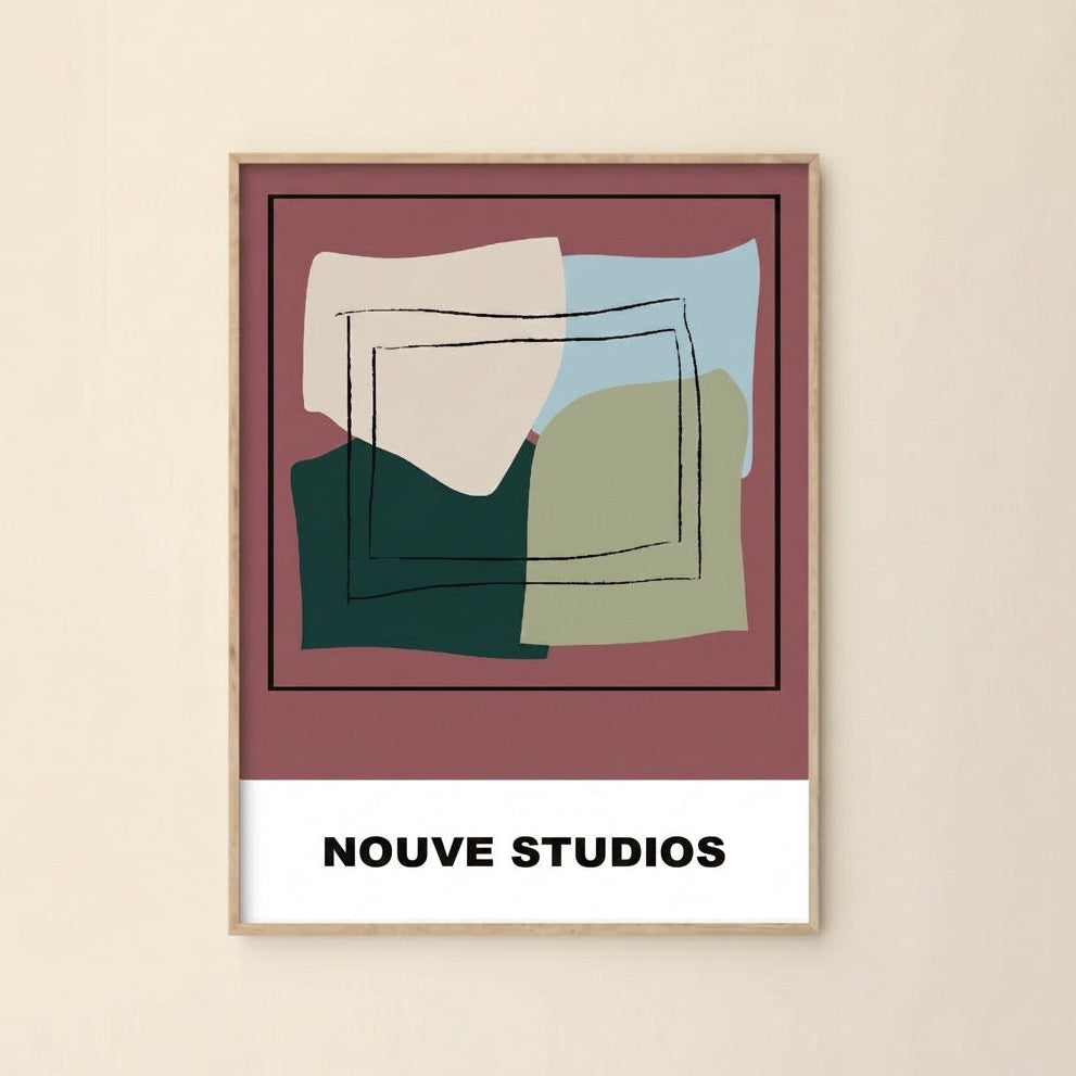 Quara poster van Nouve Studios aan een creme muur met abstracte geometrische vormen in rood, groen en beige
