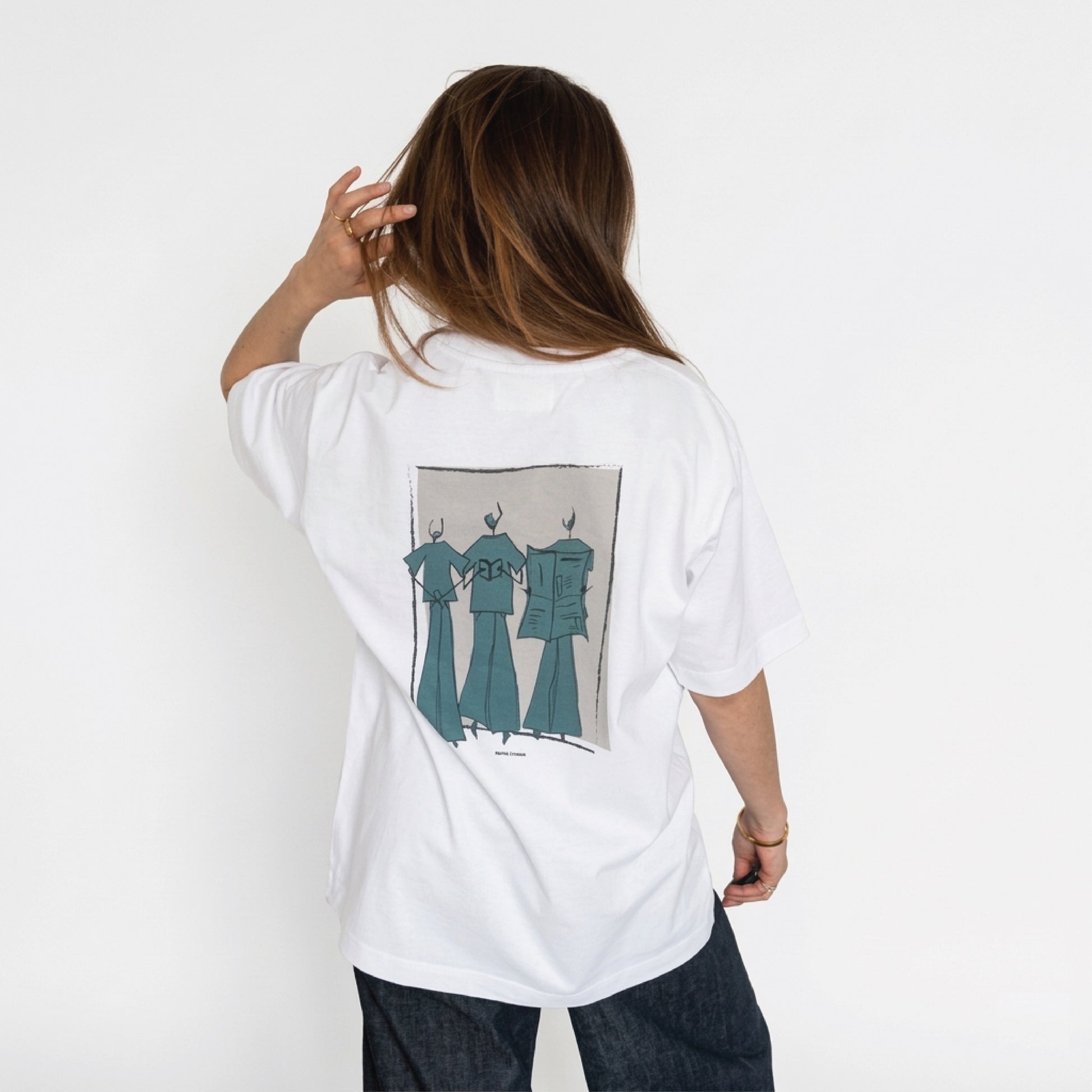 Model draagt wit Nouve Studios T-shirt met illustratieprint op de achterkant