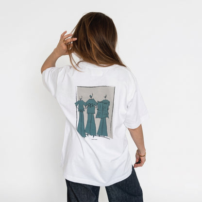 Model draagt wit Nouve Studios T-shirt met illustratieprint op de achterkant